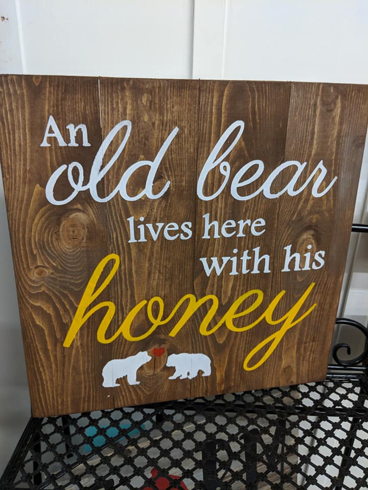 An old bear lives with his honey